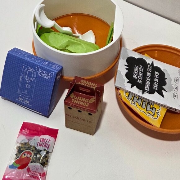 Miniverse Animals Macaw Bird Capsule - Picture 1 of 3